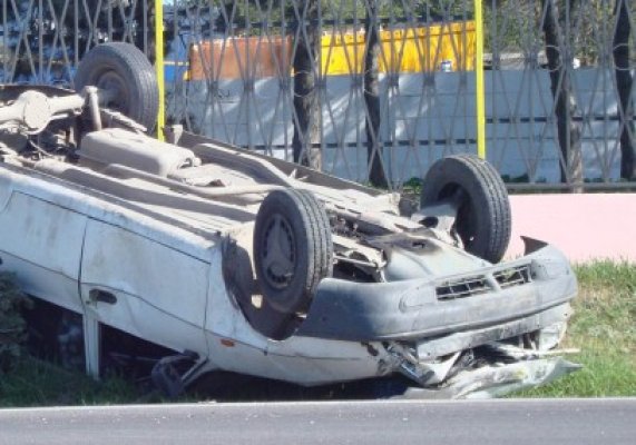 S-a răsturnat cu maşina, în drum spre Ciocârlia de Sus